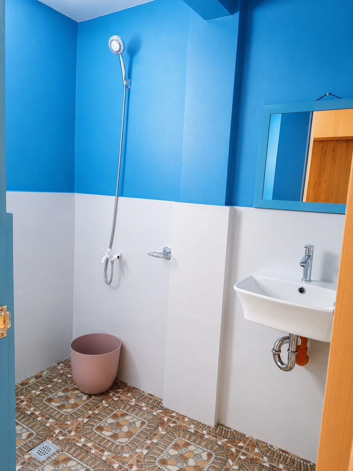 Pictures of Spacious Family Room – First Floor with Balcony
