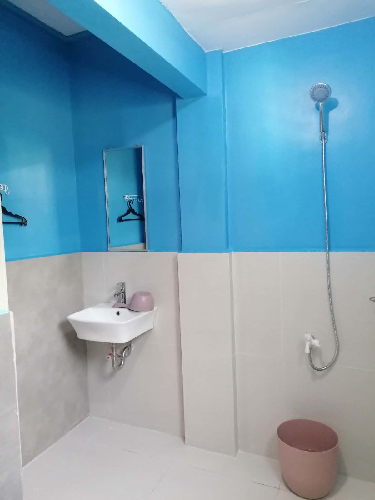Pictures of Spacious Family Room – First Floor with Balcony