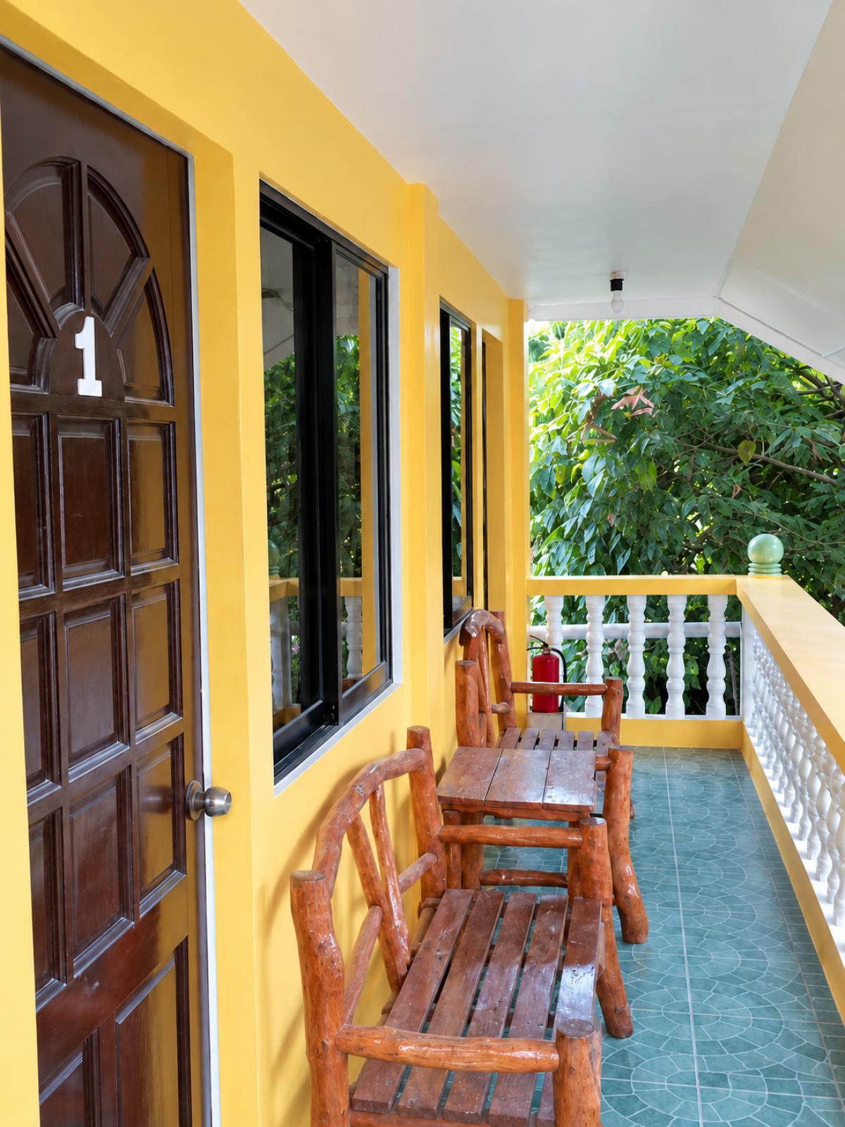 Pictures of Spacious Family Room with Balcony