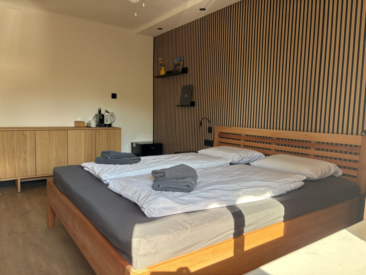 Afbeelding van Comfortable familiekamer met balkon en tuinzicht.