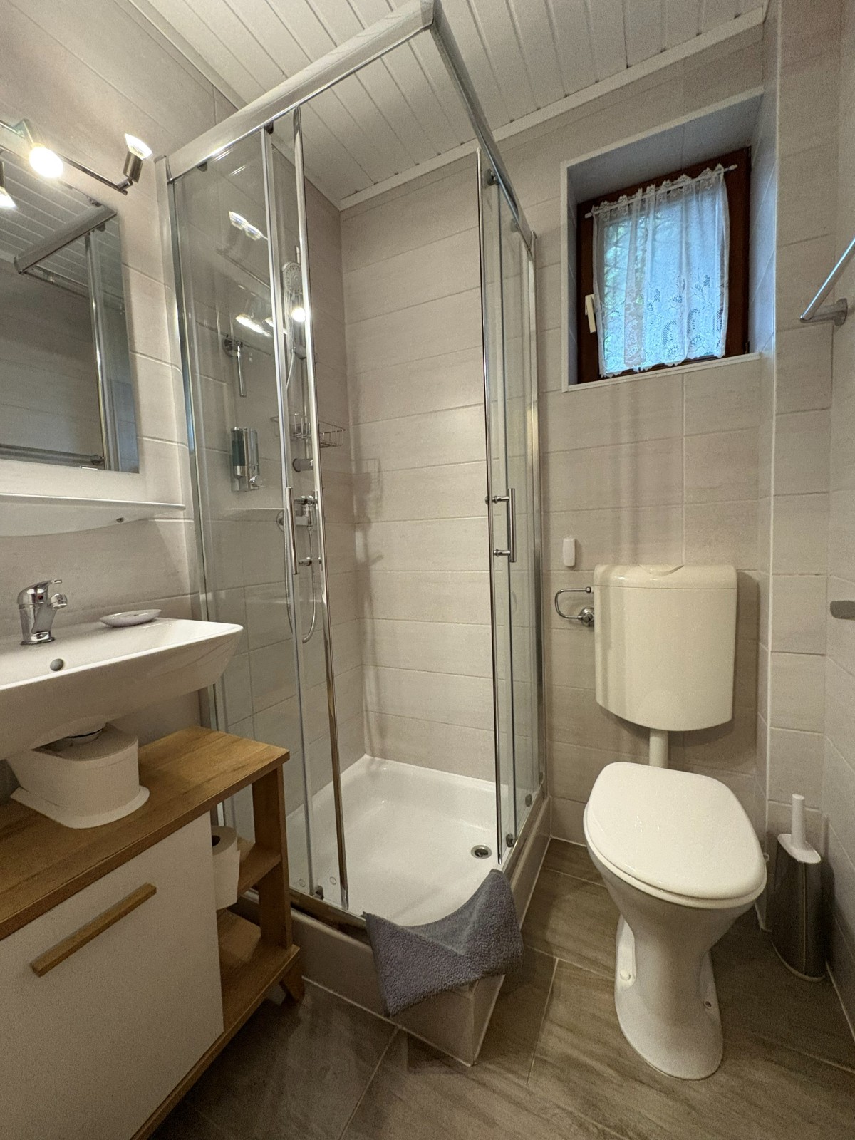 Afbeelding van 2-persoons kamer met balkon en zicht op tuin