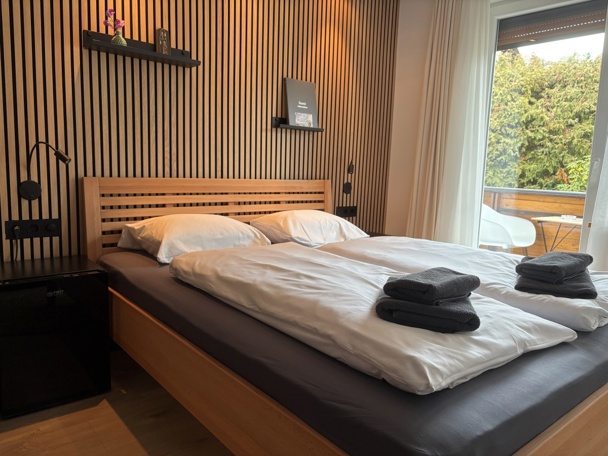 Afbeelding van 2-persoons kamer met balkon en zicht op tuin