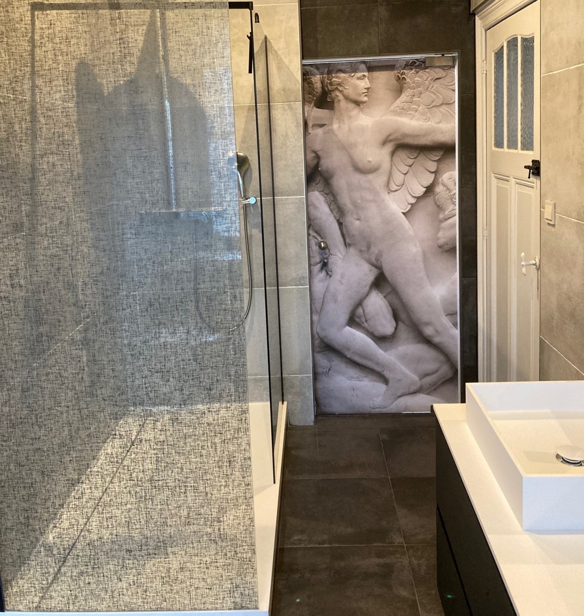 Afbeelding van Stijlvolle familie kamer met ruime badkamer.