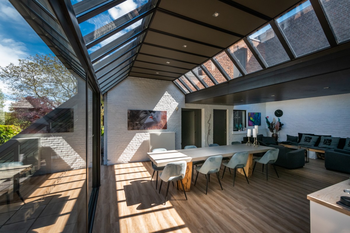 Afbeelding van Stijlvolle familie kamer met ruime badkamer.