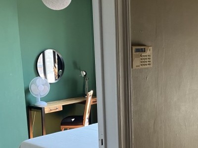 Afbeelding van Stijlvolle familie kamer met ruime badkamer.