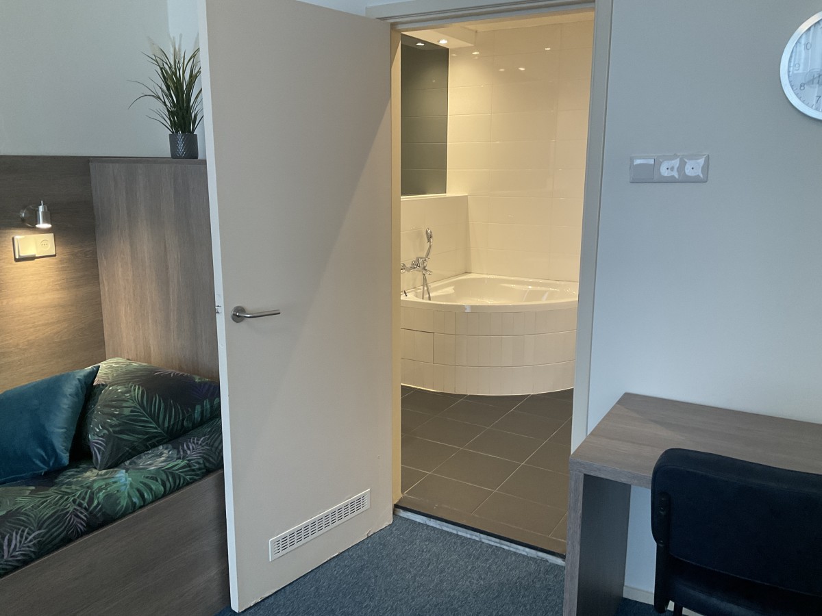 Pictures of Quadruple room with bathtub