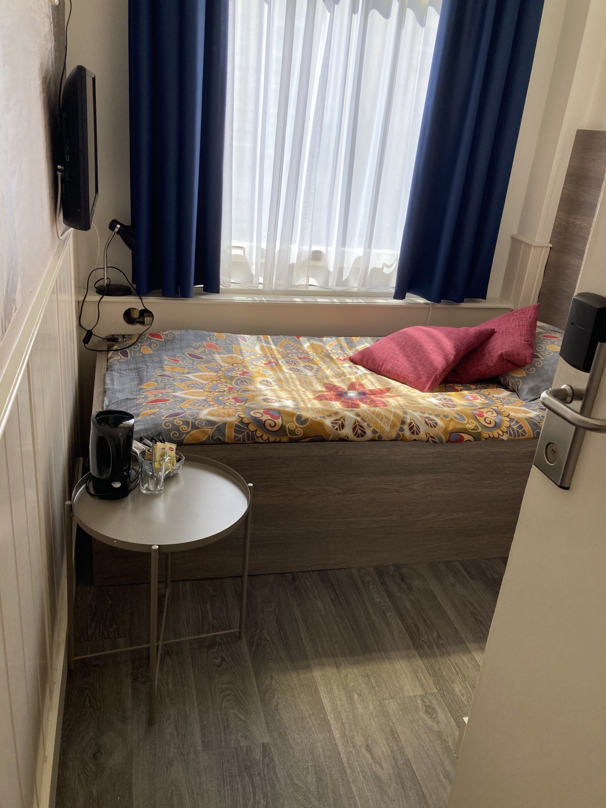 Pictures of Single room budget