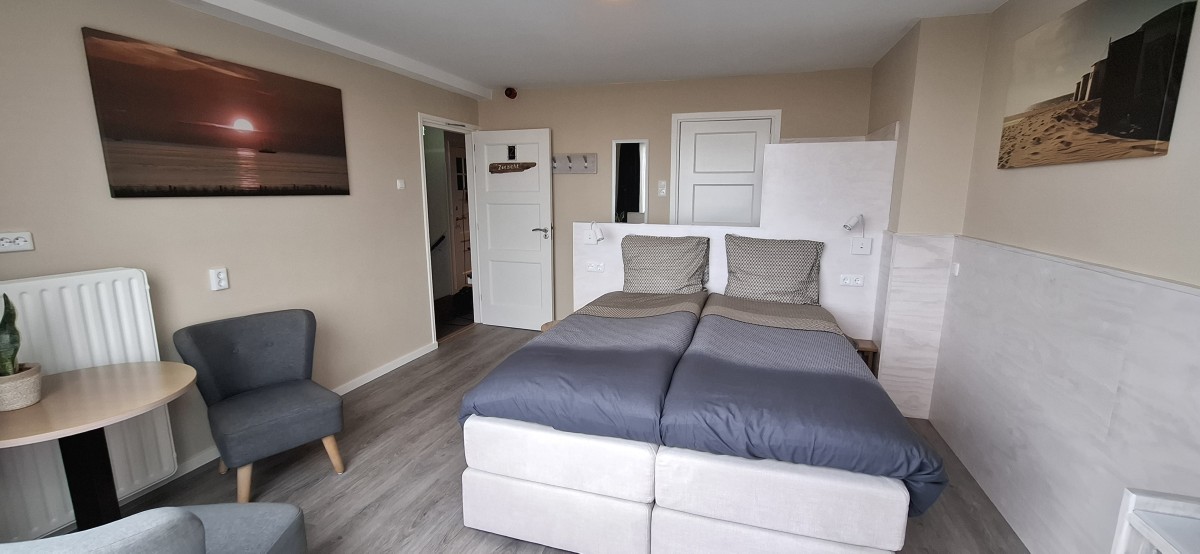 Pictures of Room Zeezicht