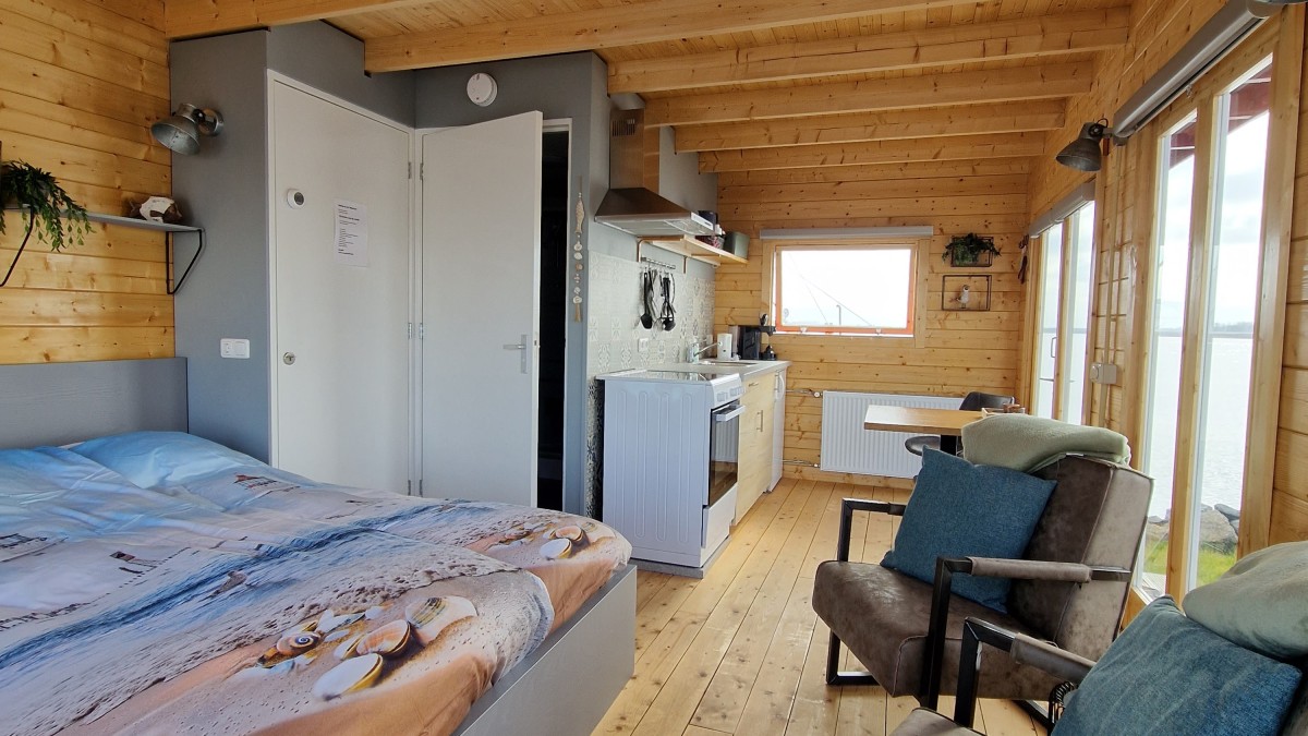 Afbeelding van Waterhuisje aan het Lauwersmeer.