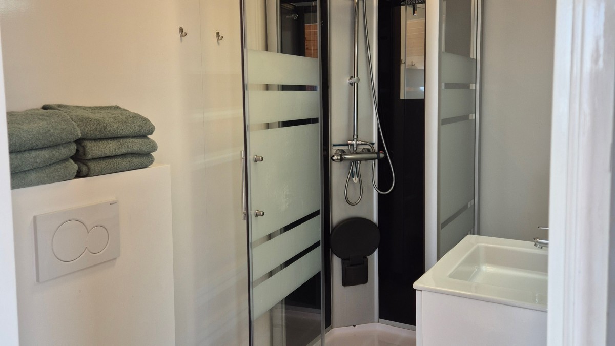 Afbeelding van Waterhuisje aan het Lauwersmeer.