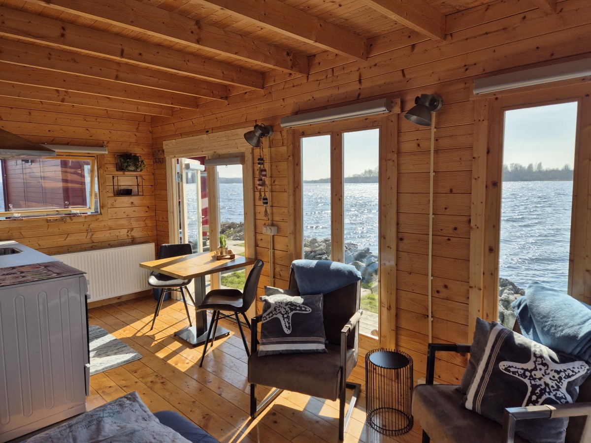 Afbeelding van Waterhuisje aan het Lauwersmeer.