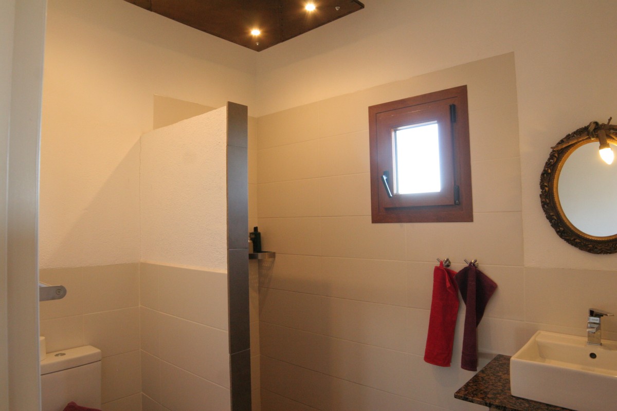 Afbeelding van 4) Gezellige kamer met bank en terras