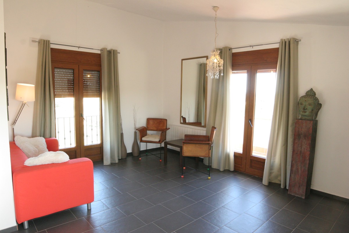 Afbeelding van 4) Gezellige kamer met bank en terras