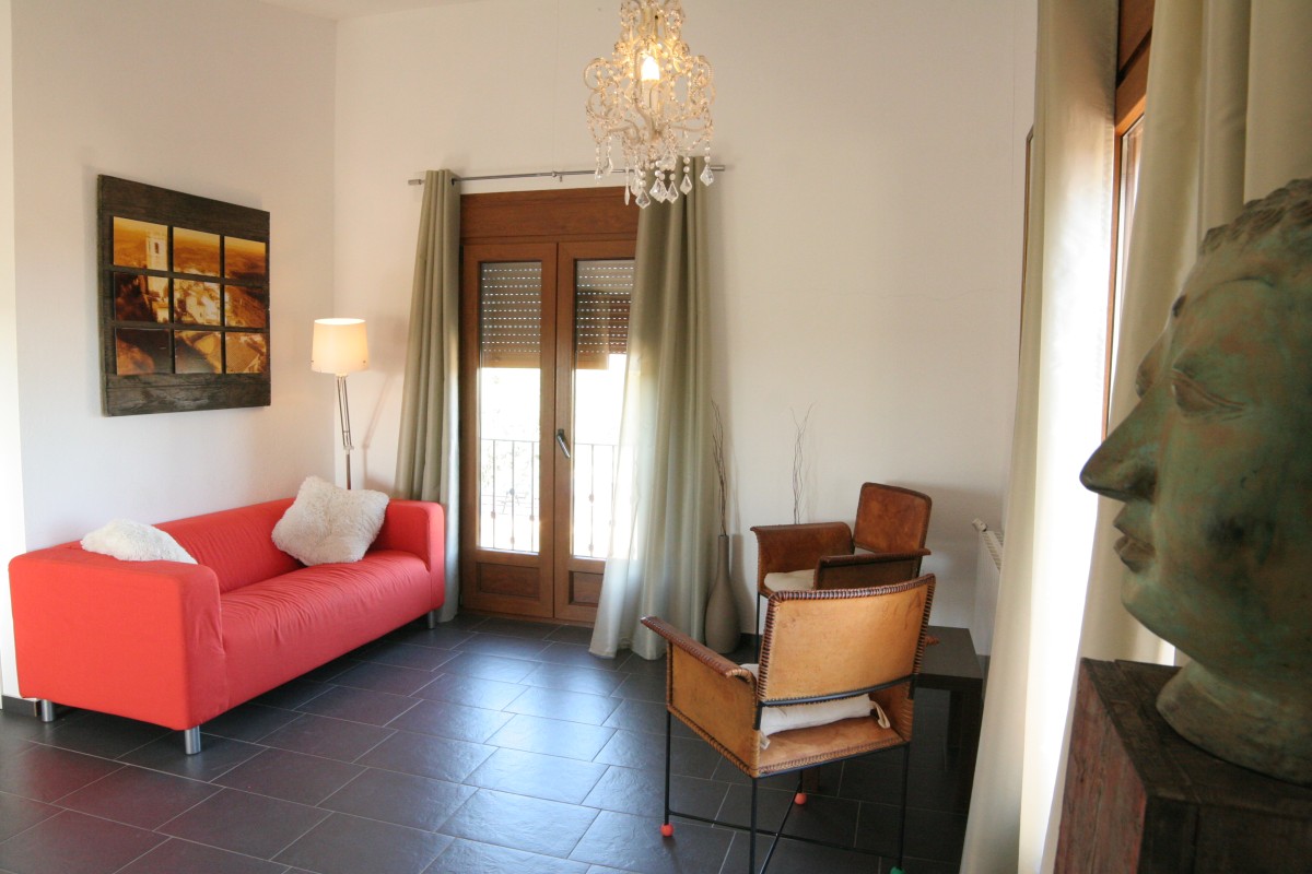 Afbeelding van 4) Gezellige kamer met bank en terras