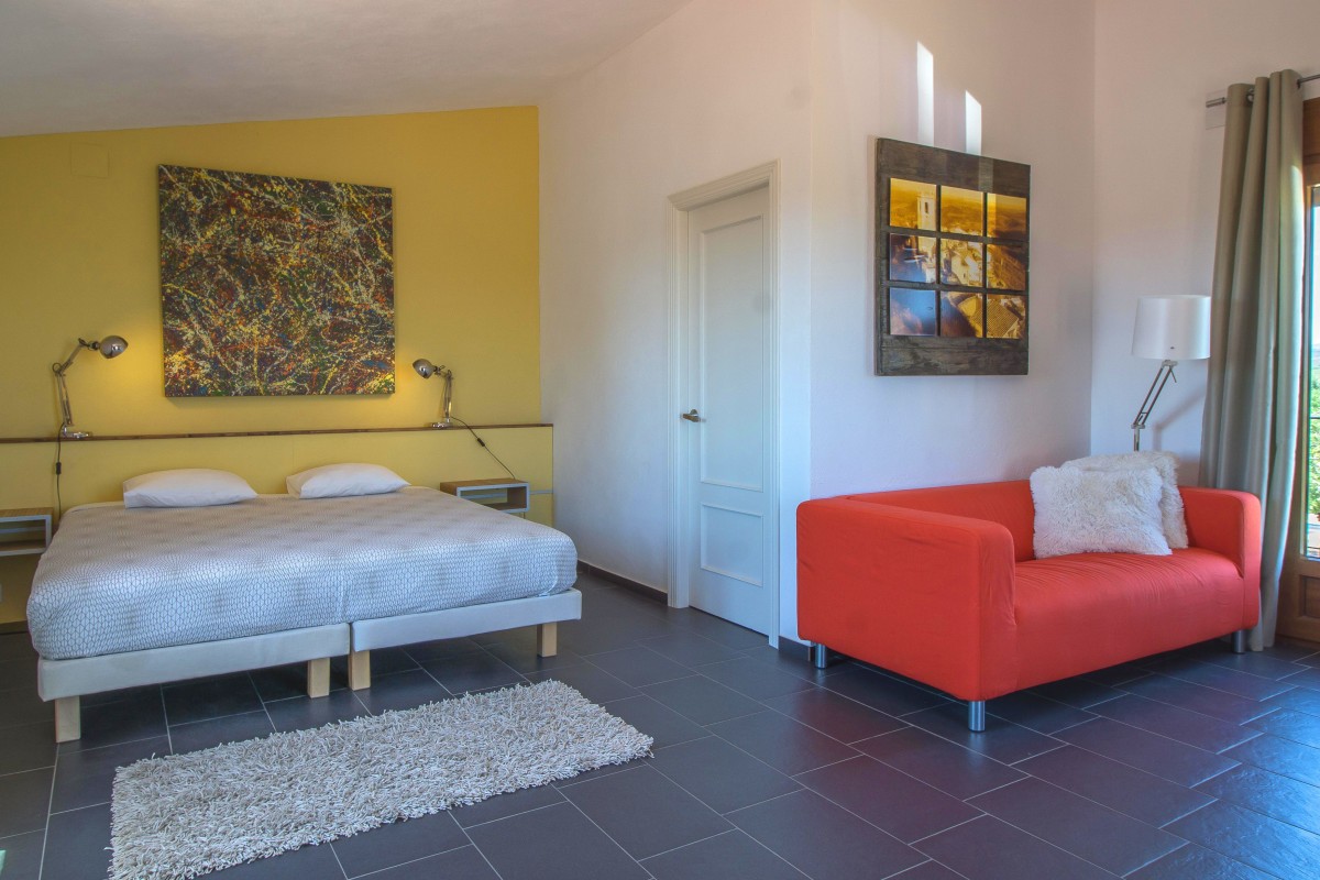 Afbeelding van 4) Gezellige kamer met bank en terras