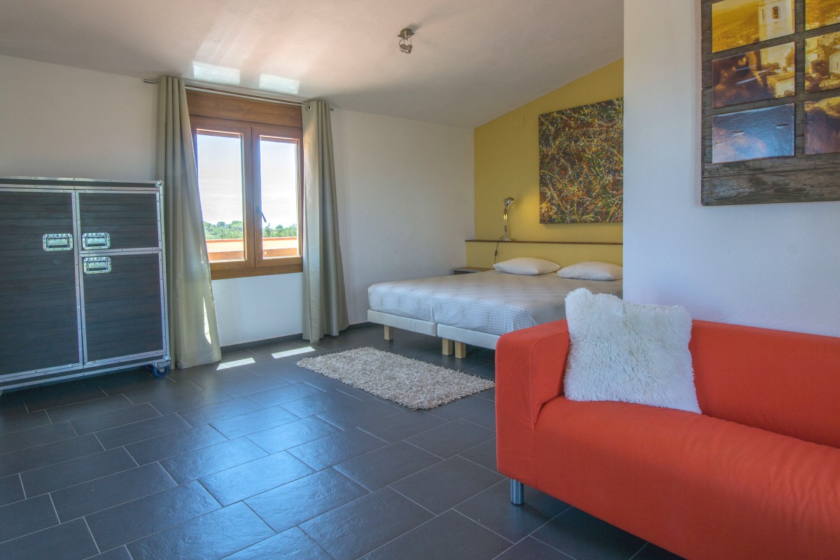 Afbeelding van 4) Gezellige kamer met bank en terras