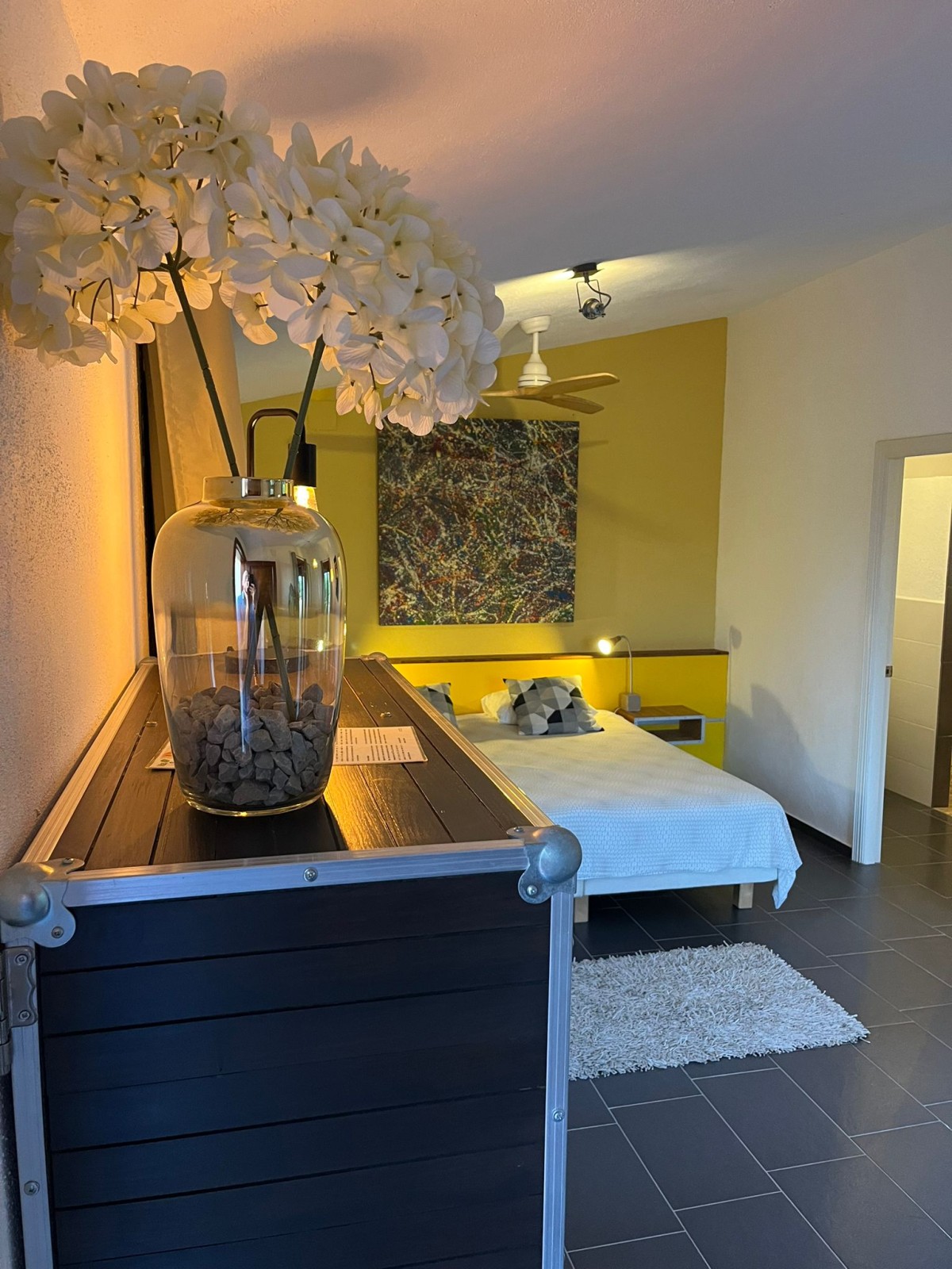 Afbeelding van 4) Gezellige kamer met bank en terras