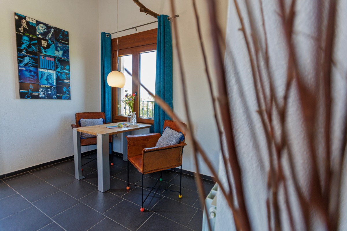 Afbeelding van Lichte kamer met uitzicht op tuin en zwembad