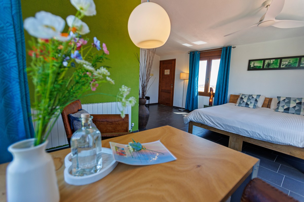 Afbeelding van Lichte kamer met uitzicht op tuin en zwembad