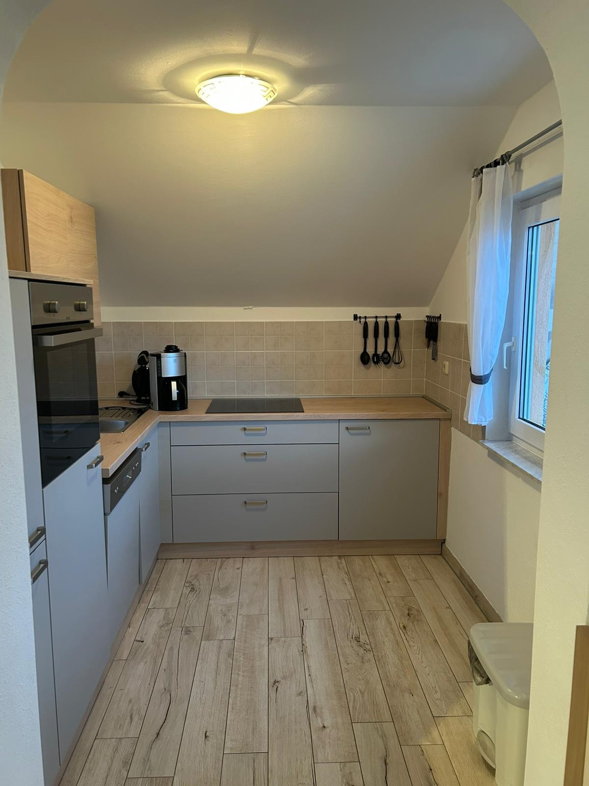 Pictures of apartment above (4p)