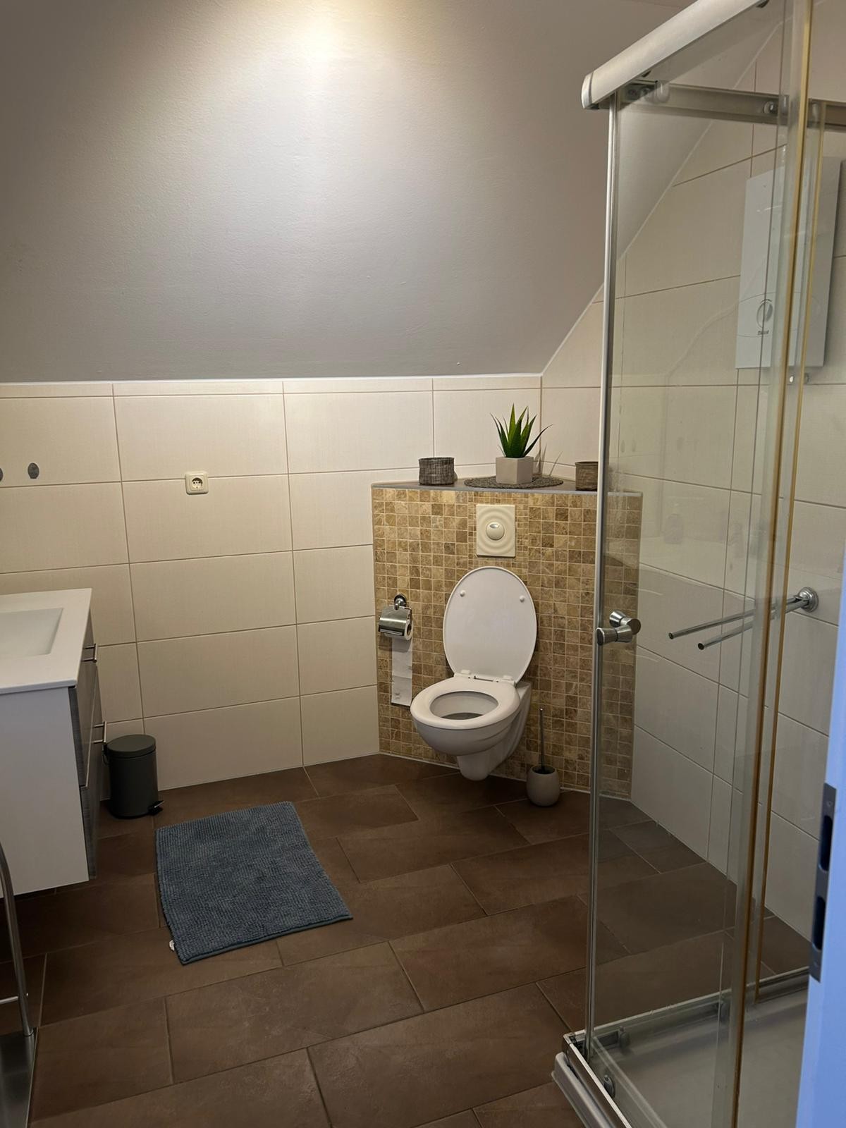 Pictures of apartment above (4p)