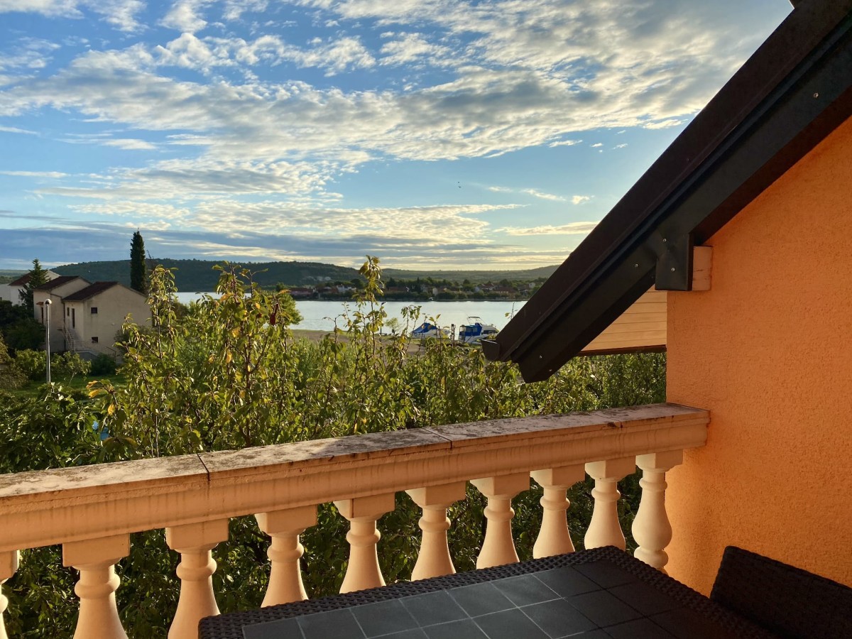 Pictures of apartment above (4p)