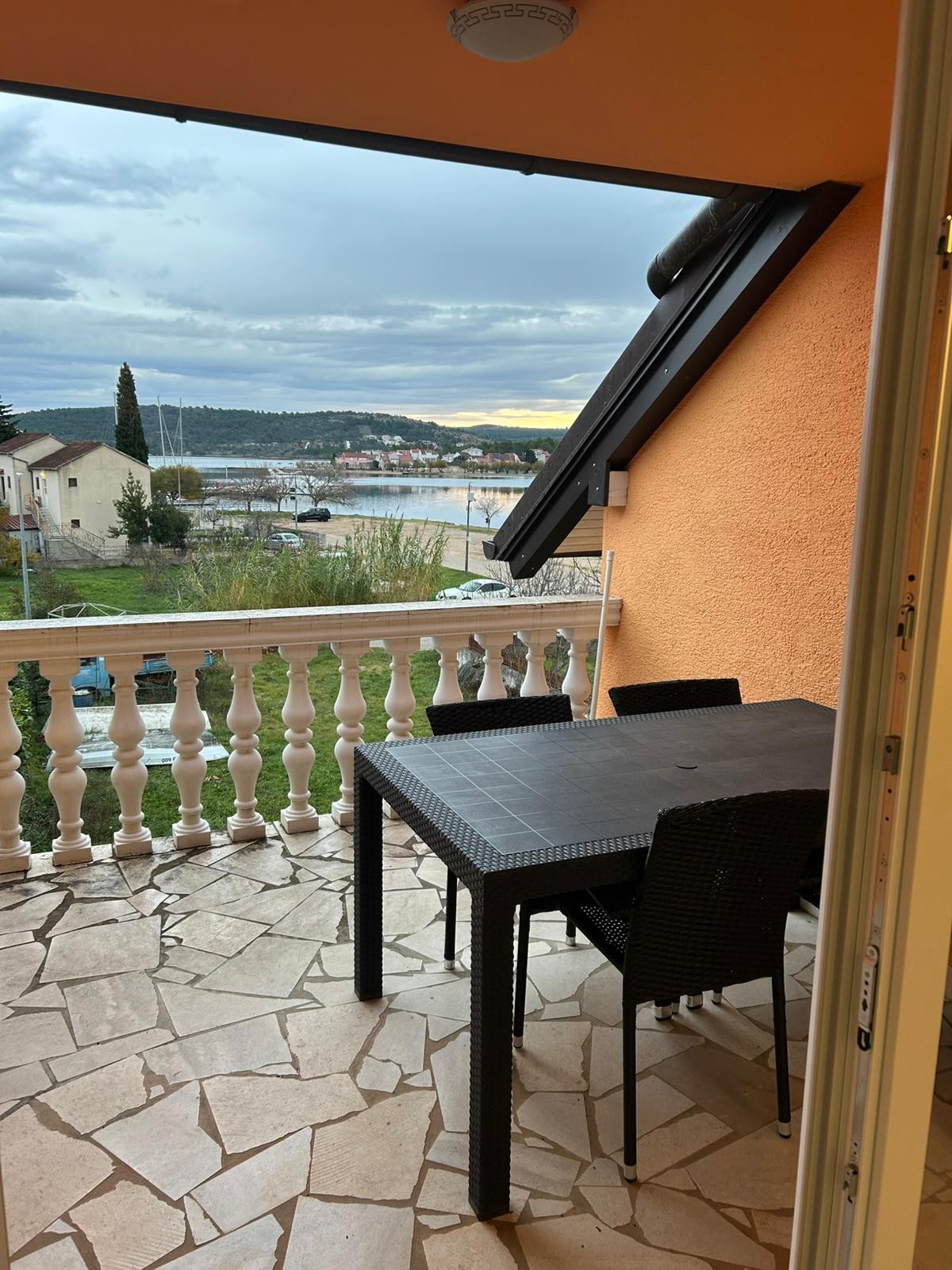 Pictures of apartment above (4p)