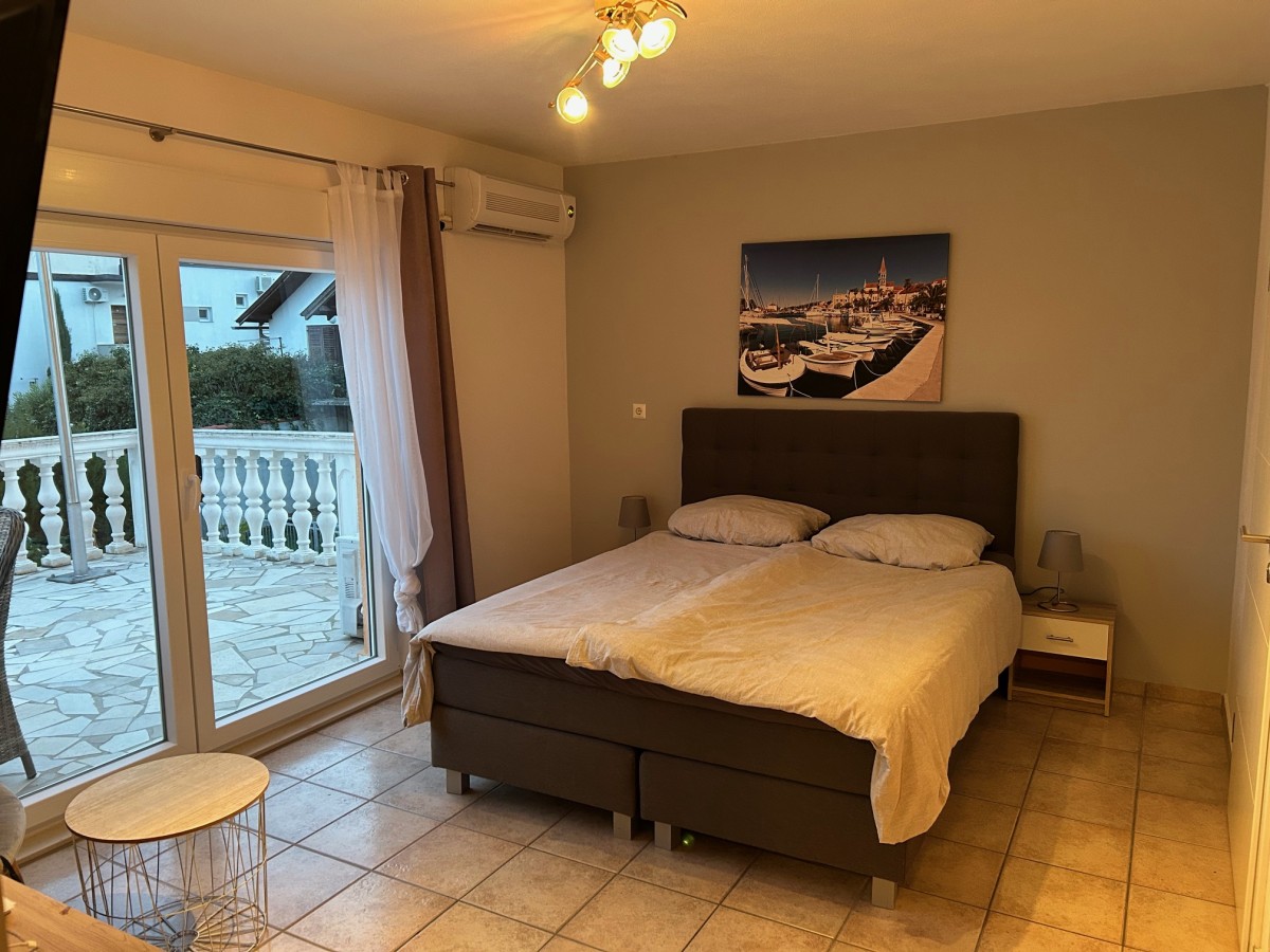 Pictures of 2-person apartment with sea view