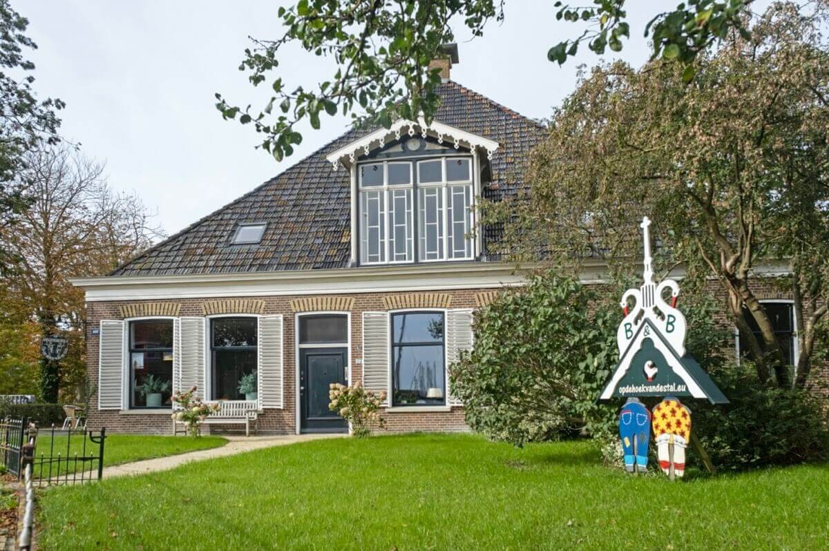 Afbeelding van Groepsruimte + 8 x 2 persoonsslaapkamer.