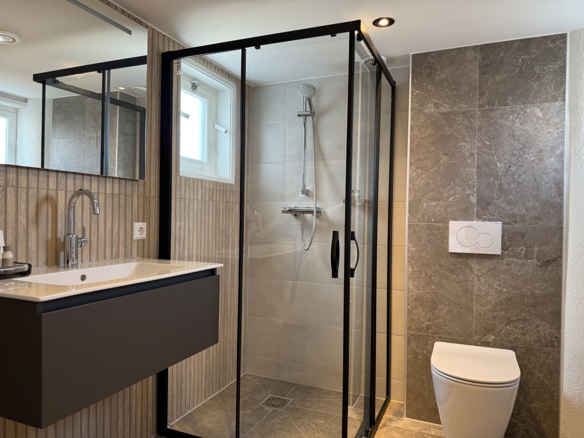 Pictures of Comfort room 1