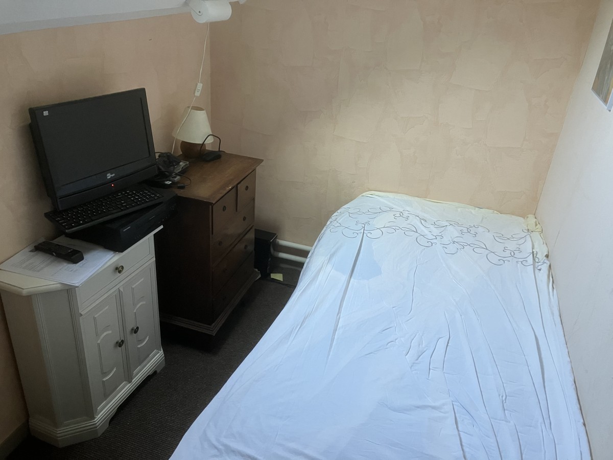 Afbeelding van K1 klein eenpersoonskamer en playstation 2