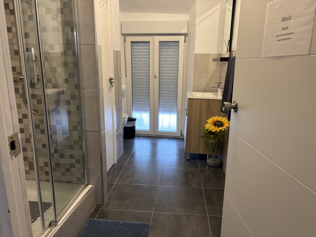 Pictures of Twin room with private bathroom