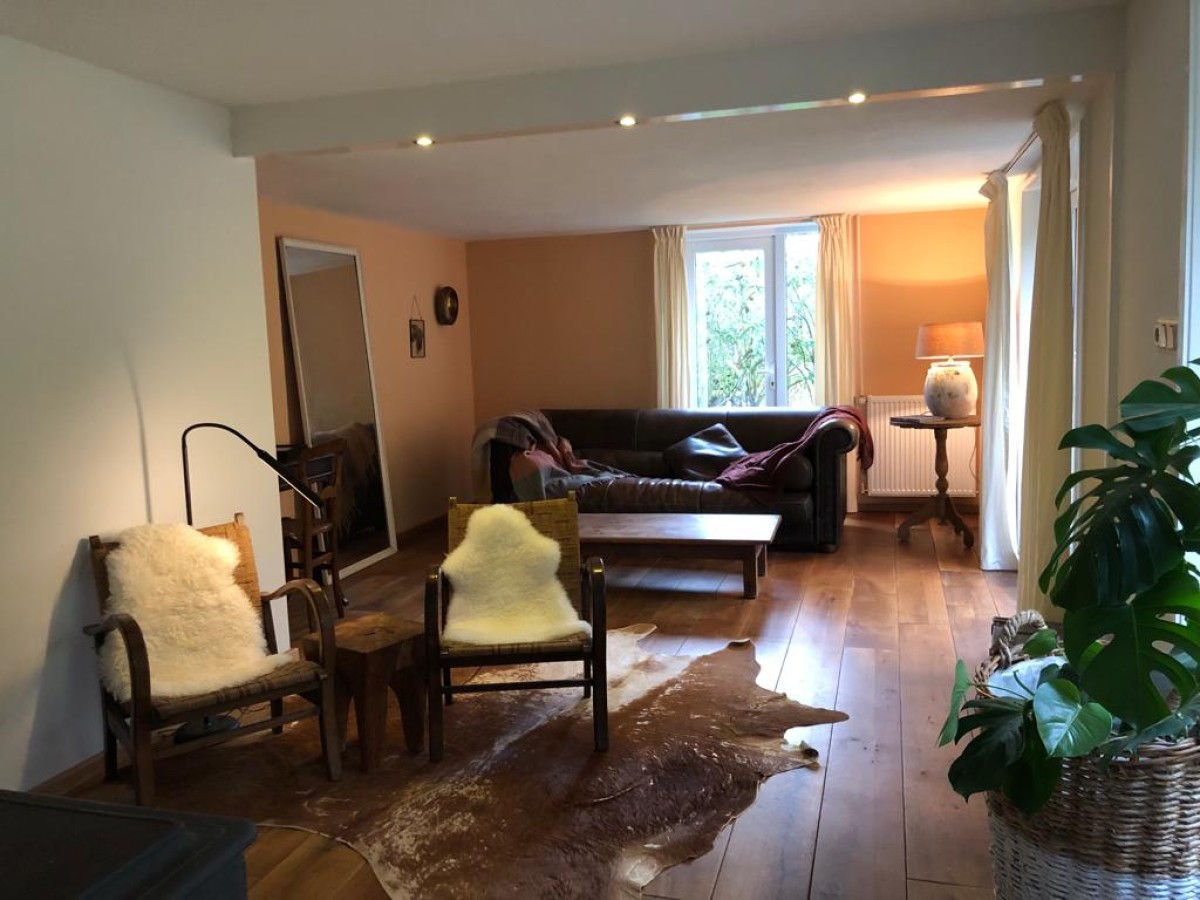 Afbeelding van Bosuil. Ruim boshuis met haard en grote leefkeuken