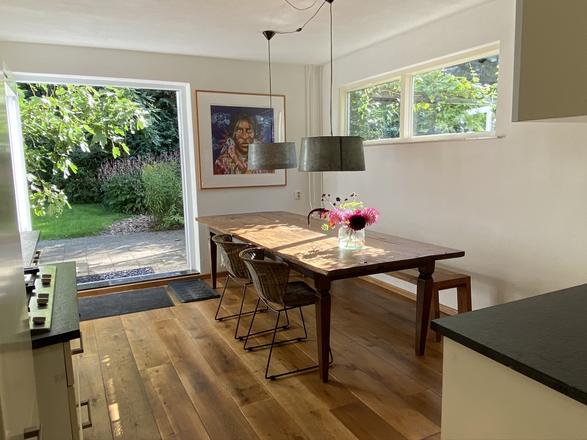 Afbeelding van Bosuil. Ruim boshuis met haard en grote leefkeuken