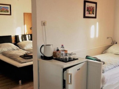 Komfortables Familienzimmer mit Balkon und Gartenblick.