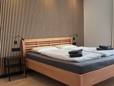 Komfortables Familienzimmer mit Balkon und Gartenblick.