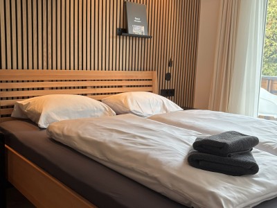 Zweibettzimmer mit Balkon und Blick auf den Garten