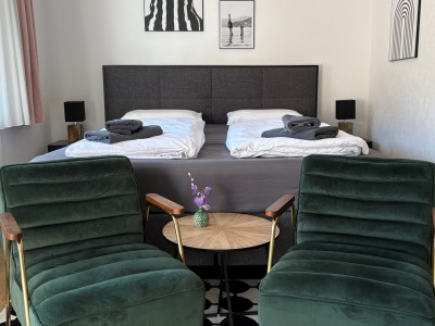 Luxuriöses Doppelzimmer mit Balkon und Gartenblick