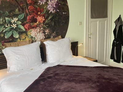 Stijlvolle familie kamer met ruime badkamer.