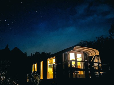 Romantisch tiny house uitzicht op groen en sterren