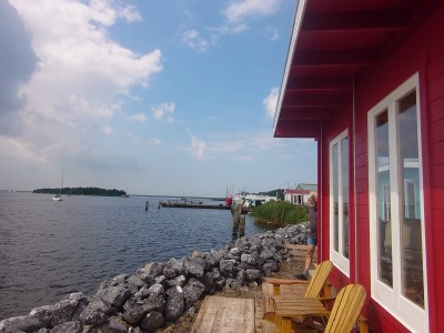 Waterhuisje aan het Lauwersmeer.