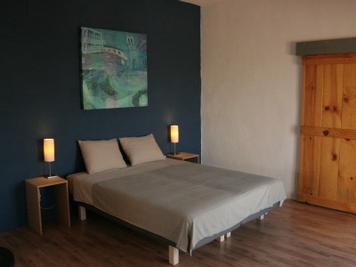 2) knusse kamer, op begane grond, met groot terras