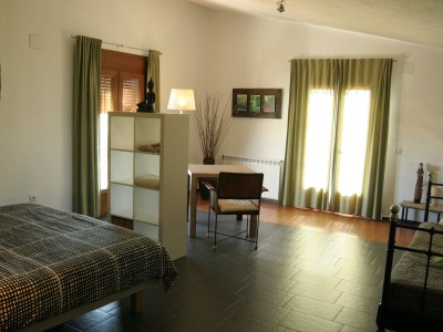3) Riante kamer (40 m2) met bad en terras