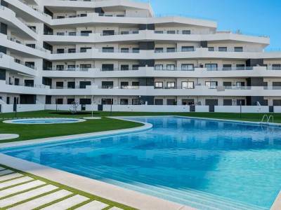 Modern & Comfy Gem: Close to Beach, Balcony, Pool!