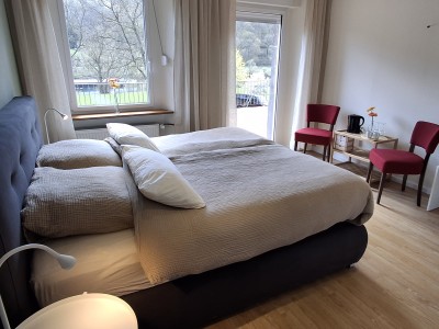 Kamer met luxe badkamer, dakterras en Moezelzicht