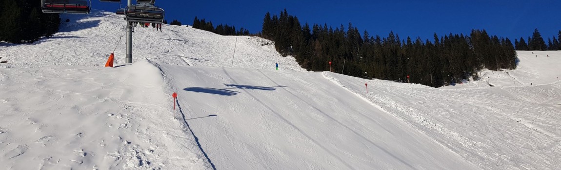 Skier dans l'arène Wildkogel (arène Zillertal) ou dans le Kitzbühler Alpen