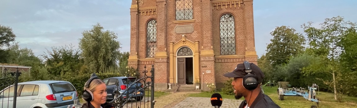 Welkom in 'studio' Mauritiuskerk: 100%NL radio live vanuit Jirnsum