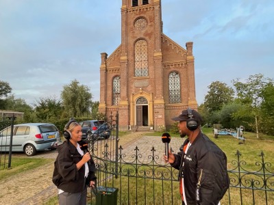 Welkom in 'studio' Mauritiuskerk: 100%NL radio live vanuit Jirnsum