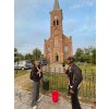 Welkom in 'studio' Mauritiuskerk: 100%NL radio live vanuit Jirnsum