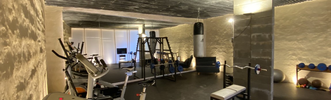 🥊🏋️‍♀️ Channel Your Inner Champion at Our Old-School Fitness Center! 🏋️‍♂️🥊